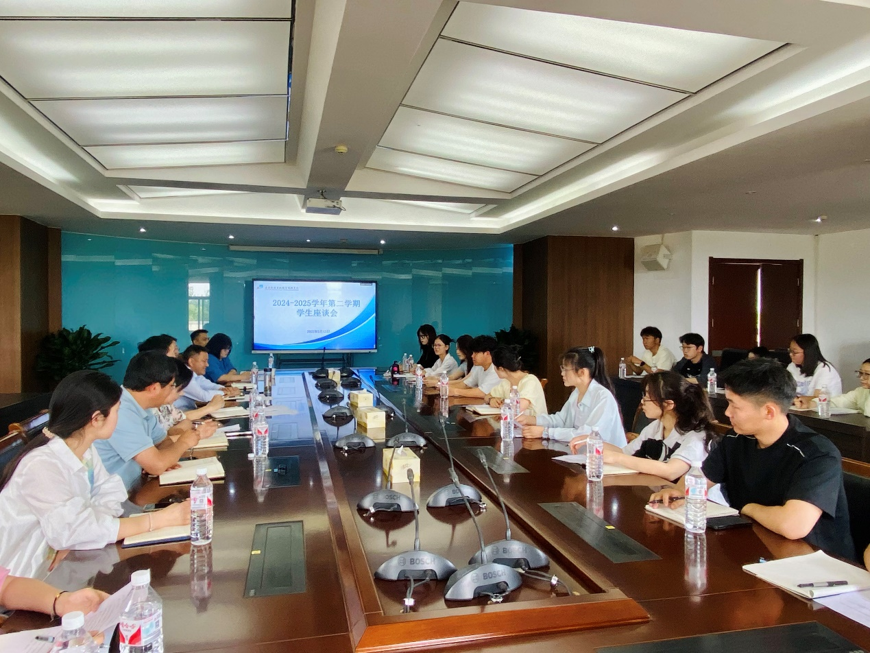 学院召开2024-2025学年第二学期学生座谈会.png